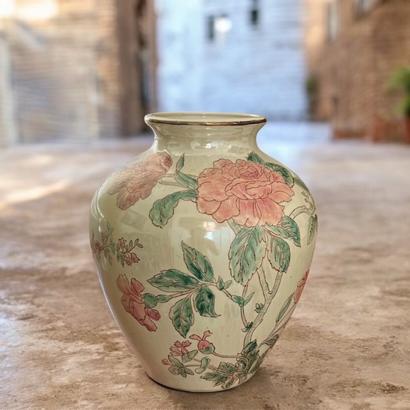 Vintage Chinoiserie Vase Famille Rose Style MCM Cottagecore Romantic Pink Floral - Picture 2 of 8